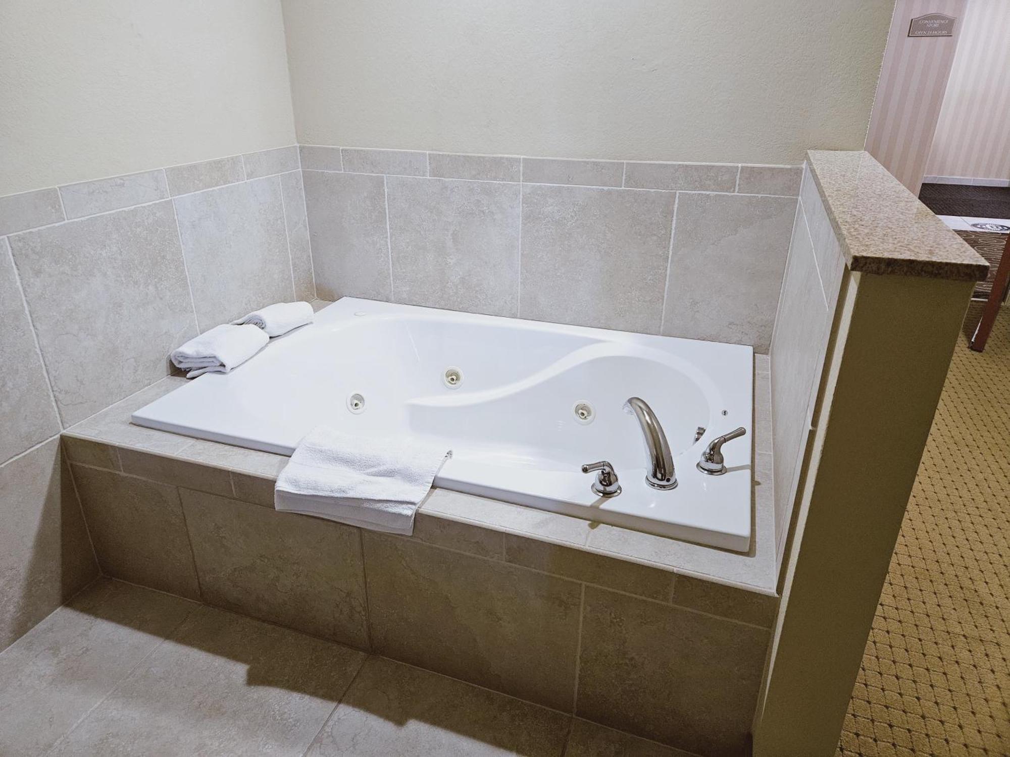 Cobblestone Inn&Suites - Bloomfield Extérieur photo