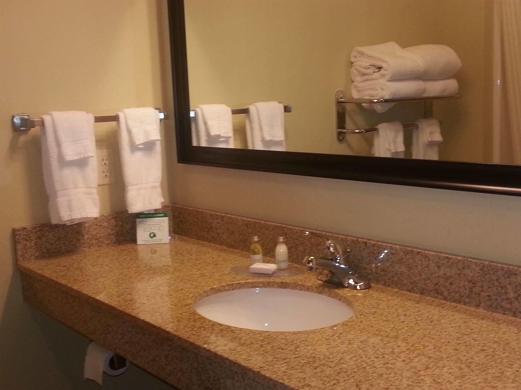 Cobblestone Inn&Suites - Bloomfield Extérieur photo